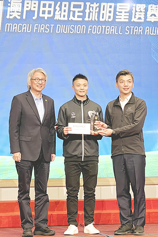 ◎ 陳敏榮獲「足球先生」獎。