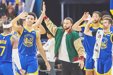 ◎ 一月四日,勇士隊球員在比賽中慶祝。NBA常規賽中,金州勇士隊主場一百二十一比一百一十三戰勝孟菲斯灰熊隊。(新華社發 董旭東 攝)