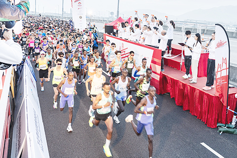 ◎ 一月五日,港珠澳大橋(香港段)半程馬拉松在香港舉行,約八千名跑者參加各組別賽事。圖為挑戰組專業選手領銜出發。(中新社記者侯宇 攝)