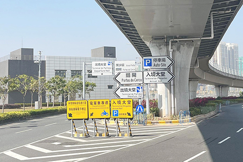 ◎ 現時A區內交通指示牌多。