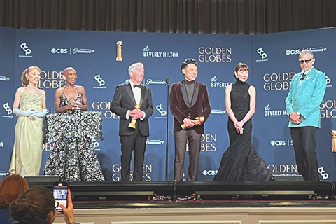 ◎ 當地時間一月五日晚,第八十二屆美國電影電視金球獎在加利福尼亞州比華利山莊舉行頒獎典禮。圖為《魔法壞女巫》(Wicked)獲頒電影和票房成就獎後,導演、演員等主創人員同媒體見面。(中新社記者 張朔 攝)