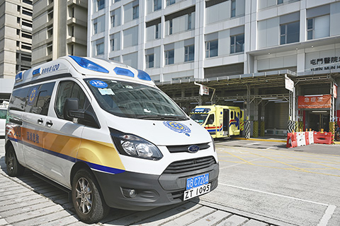 ◎ 大灣區跨境直通救護車運送病人後停在香港屯門醫院急症室外。(中新社記者李志華 攝)