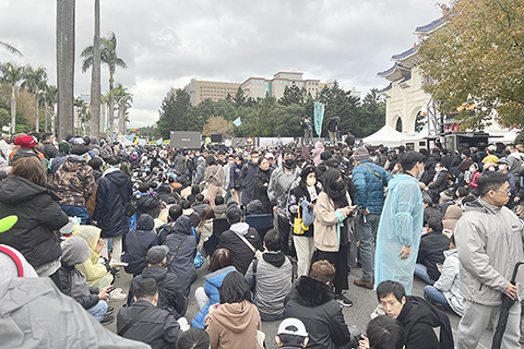 ◎ 一月十一日,台灣民眾黨在台北舉辦「一一一釘孤枝」集會活動,抗議民進黨當局「綠色威權」和司法不公,聲援被羈押的該黨前主席柯文哲。(中新社記者 路梅 攝)