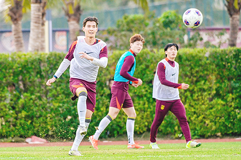 ◎ 一月十三日,中國國家男子足球隊球員侯永永(左一)在訓練。為備戰二0二六美加墨世界杯亞洲區預選賽十八強賽,中國國家男子足球隊二0二五年第一期集訓正在海南省海口市進行。(中新社發 蘇弼坤 攝)