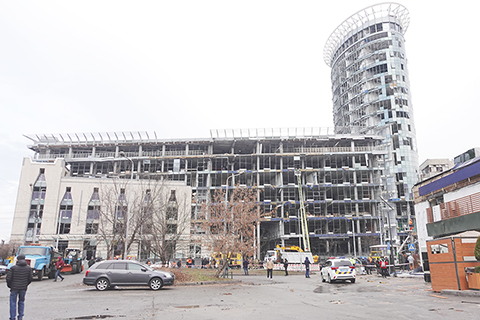 ◎ 圖為一月十八日拍攝的烏克蘭首都基輔市舍甫琴科夫斯基區一棟遭「伊斯坎德爾」導彈襲擊的辦公大樓,該辦公樓比鄰烏克蘭導彈和精確制導武器製造工廠「阿爾喬姆」公司。(新華社記者 李東旭 攝)