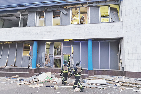 ◎ 烏克蘭首都基輔市軍事管理局局長鐵木爾.特卡琴科一月十八日上午在社交媒體發文說,俄羅斯軍隊當天早上對基輔市的空襲已造成四人死亡,另有三人受傷。圖為當日,在烏克蘭首都基輔市,烏國家緊急情況局工作人員在受損的建築內搜救。(新華社發 羅曼.佩圖什科夫 攝)