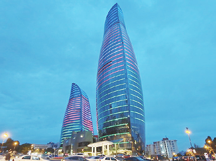 夜色裡的火焰塔