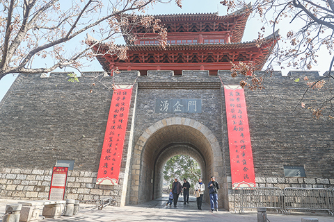 ◎ 一月廿八日,江西贛州,宋代古城牆的城門湧金門懸掛著一幅巨大的春聯,喜迎新春佳節的到來。乙巳蛇年將至,贛州市的建春門、湧金門等城門於近日紛紛掛上了巨幅春聯。(中新社記者 劉力鑫 攝)