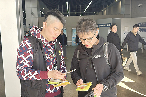 ◎ 消委會向旅客派發「誠信店二0二五指南」。