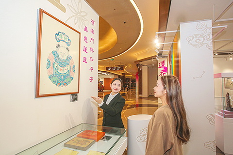 ◎ 「美意蓮蓮」藝術展提供專業導賞服務,探索傳統創新的沒血碰撞。