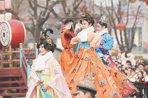 ◎ 一月卅一日,遊客在陝西西安大唐不夜城景區觀看以唐代歷史文化為背景創作的舞劇。春節假期,各地舉行多彩活動,歡度蛇年新春。(新華社記者邵瑞 攝)