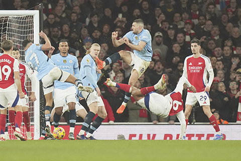 ◎ 二月二日,在倫敦酋長球場舉行的阿仙奴和曼城之間的英超聯賽足球比賽中,阿仙奴的馬加希斯(6)嘗試倒掛金鉤射門,弄得曼城龍門前沿風聲鶴唳。(美聯社/Alastair Grant)