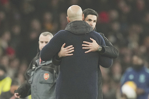 ◎ 二月二日,在倫敦酋長球場舉行的阿仙奴和曼城的英超聯賽比賽結束時,阿仙奴主教練米克爾.阿迪達(後)與曼城主教練哥迪奧拿互擁告別,其實哥帥是有苦說不出,此役,在攻守兩端都被門徒阿迪達算計,落得如此慘敗收場。(美聯社/Alastair Grant)