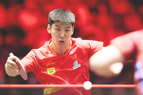 ◎ 國乒薛飛在新加坡賽戰勝日本名將張本智和。(世界乒聯圖片)