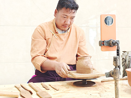 2024年5月29日,藏族黑陶匠人用直播平台展示黑陶製作技藝。 (中新社記者 韓帥南 攝)