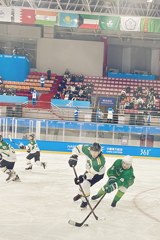 ◎ 澳門男子冰球隊二月五日晚在哈爾濱對陣土庫曼隊(綠衣綠襪)。