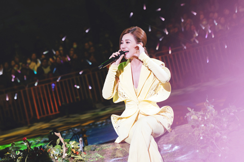 ◎ 梁靜茹紅館唱情歌,全場沸騰。