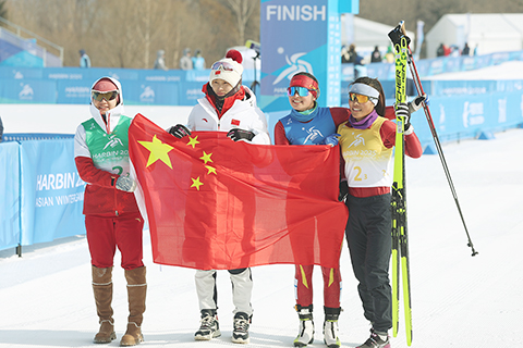 ◎ 二月十二日,第九屆亞冬會越野滑雪女子四乘五公里接力決賽在亞布力舉行,由李磊、池春雪、陳玲雙、迪妮格爾.衣拉木江組成的中國隊以五十三分五十九秒三的成績摘得金牌。圖為中國隊賽後慶祝勝利。(中新社記者 富田 攝)
