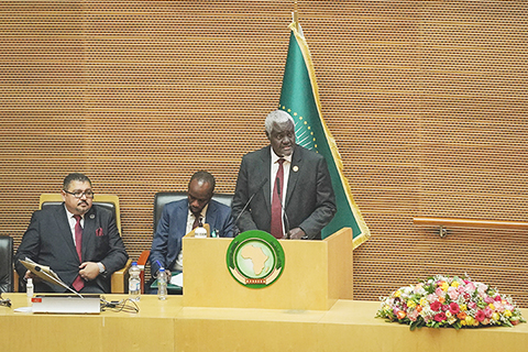 ◎ 第三十八屆非洲聯盟峰會二月十五日在埃塞俄比亞首都亞的斯亞貝巴的非盟總部開幕。本屆峰會的主題是「通過賠償為非洲人和非洲人後裔伸張正義」。圖為當日,在埃塞俄比亞首都亞的斯亞貝巴,非盟委員會主席法基在開幕式上發言。(新華社記者韓旭 攝)