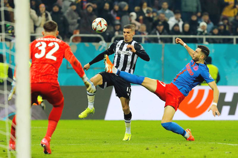 ◎ 二月二十日,布加勒斯特星隊波比斯古(右)與沙朗歷基隊德斯波度夫拼搶。在羅馬尼亞布加勒斯特舉行的歐霸盃附加賽次回合中,布加勒斯特星隊主場二比0戰勝沙朗歷基隊,晉級十六強。(新華社發)