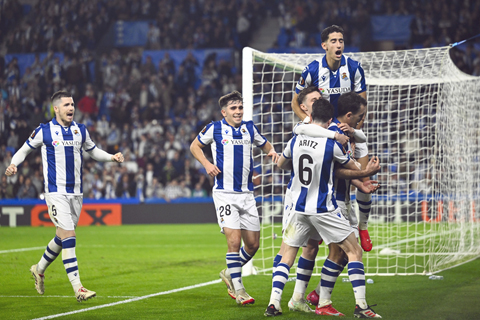 ◎ 皇蘇球員歡慶打入歐霸盃十六強。(美聯社)