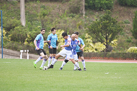 ◎ 穗港澳新聞杯足賽和聯誼賽爭持激烈。