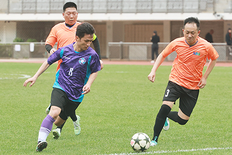 ◎ 穗港澳新聞杯足賽和聯誼賽爭持激烈。
