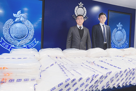 ◎ 二月廿五日,香港警方毒品調查科舉行記者會,簡介一個反毒品行動,行動中檢獲約五百二十公斤懷疑可卡因,估計總市值超過四億三千萬港元。(香港中通社記者許其皓 攝)