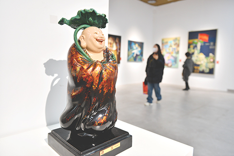 ◎ 二月二十六日,首屆閩台職工非遺技藝交流系列活動(髹漆工藝專場)在福建福州閩江學院美術學院開幕。本次活動以「藝脈相承 同繪新篇」為主題,吸引了來自閩台兩地的漆藝大師、職工代表及高校師生等兩百餘人參與。圖為來賓參觀閩台漆藝精品展。(中新社記者 呂明 攝)