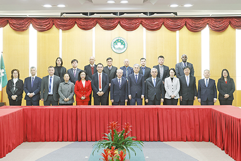 ◎ 公職人員協會向行政長官岑浩輝就今屆政府首份施政報告,提出八十點意見。