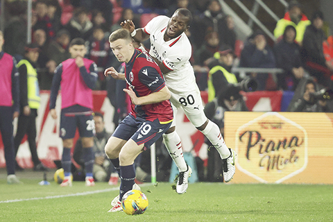 ◎ 二月二十七日,博洛尼亞的路易斯.費格遜(左)和米蘭的尤努斯.梅沙在意大利博洛尼亞雷納托達拉阿拉體育場舉行的博洛尼亞足球俱樂部和AC米蘭之間的意甲足球比賽中,AC米蘭以一比二落敗(Michele Nucci/LaPresse通過美聯社)