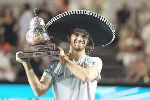 ◎ 三月一日,捷克選手馬哈奇在頒獎儀式上。在墨西哥阿卡普爾科進行的墨西哥網球公開賽男子單打決賽中,捷克選手馬哈奇二比0戰勝西班牙選手福基納,奪得冠軍。(新華社記者 李夢馨 攝)