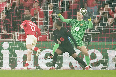 ◎ 巴塞門將施薩斯尼昨役一夫當關,氣煞賓菲加。(美聯社)