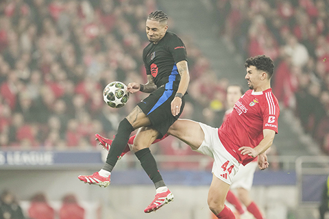 ◎ 拉芬拿(上)為巴塞一錘定音,客場先勝歐冠對手賓菲加。(美聯社)