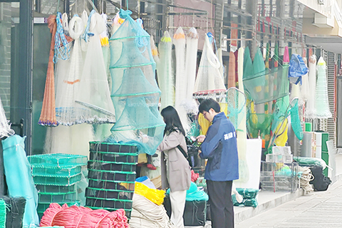 2月20日,廣東高州市石鼓鎮漁網主街上漁網漁具產品琳琅滿目。(中新社記者 梁盛 攝)