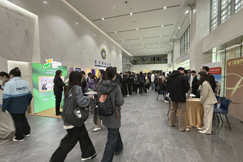 ◎ 不少學生到場了解情況。