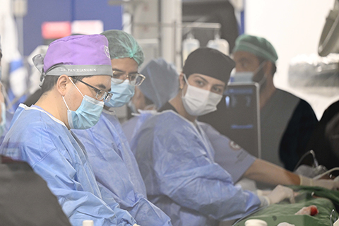 ◎ 中國醫學科學院阜外醫院副院長潘湘斌(左一)為一名巴基斯坦先心病兒童做手術。