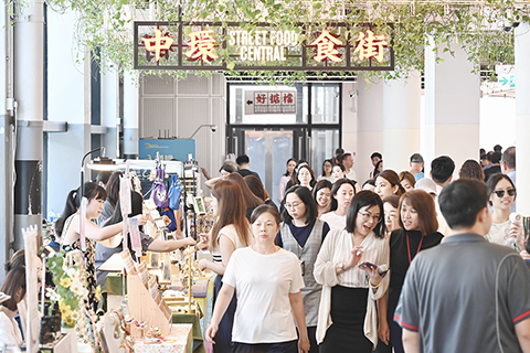 ◎ 三月二十日,香港特區政府統計處通報,二0二五年二月份香港整體消費物價按年上升百分之一點四。圖為市民在香港中環街市逛街。(資料圖)中新社記者李志華攝