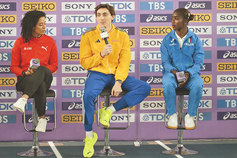 ◎ 三月二十日,瑞士運動員迪塔吉.坎邦吉、瑞典運動員杜普蘭蒂斯和意大利運動員扎伊納布.多索(從左到右)在發佈會上。南京世界田聯室內錦標賽賽前新聞發佈會在江蘇南京體育訓練中心室內田徑館舉行。(新華社記者 宋彥樺 攝)