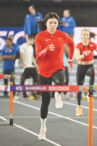 ◎ 三月二十日,中國跨欄運動員吳艷妮在訓練中。南京世界田聯室內錦標賽參賽運動員在江蘇南京體育訓練中心室內田徑館進行賽前訓練。(新華社記者 宋彥樺 攝)