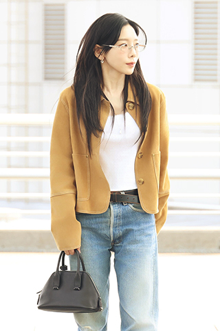 ◎ 少女時代成員泰妍Taeyeon現身仁川國際機場,出發飛往香港出席廿五日Gentle Monster銅鑼灣旗艦店開幕活動。泰妍身穿一身輕裝,並以Maison Margiela x Gentle Monster最新系列光學眼鏡(MM218 02)點綴整個造型,盡顯個人風格。