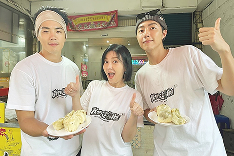 ◎ 台灣夜市擺攤實境節目《我們這一攤2》,由老班底胡宇威帶領苗可麗、禾浩辰、蔡昌憲、蔡凡熙一起「征戰」各大夜市。(香港中通社圖片)