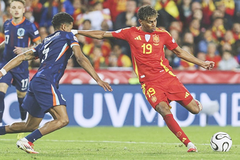 ◎ 紅衣十九號耶馬加時為西班牙入波,終場淘汰荷蘭隊。(美聯社)