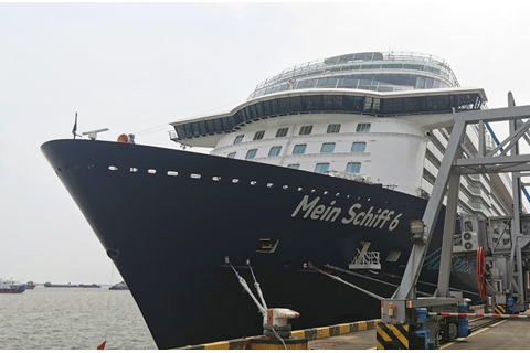 ◎ 三月三十日,德國途易郵輪公司旗下的豪華郵輪「邁希夫6號」(Mein Schiff 6)抵達上海吳淞口國際郵輪港,開啟它到訪中國的首次上海之旅。(上海寶山區官方供圖)