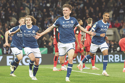 ◎ 德丙比勒費爾德淘汰曾經的德甲冠軍,挺進德國盃決賽。(美聯社)