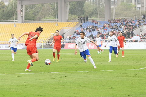 ◎ 四月五日,中國女足在重慶永川以五比0戰勝烏茲別克斯坦女足,取得在永川國際女足錦標賽上的首勝。圖為中國女足隊員(紅色球衣)與烏茲別克斯坦女足隊員拼搶。(中新社記者 周毅 攝)