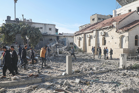 ◎ 四月十三日,在加沙城阿赫利阿拉伯醫院,人們查看以軍襲擊後的廢墟。巴勒斯坦加沙地帶衞生部門當日發表聲明說,以軍當天要求在加沙城阿赫利阿拉伯醫院一棟建築內的工作人員和患者撤離,隨後轟炸了這棟建築。目前暫無人員傷亡報告。(新華社發 里澤克.阿卜杜勒賈瓦德 攝)