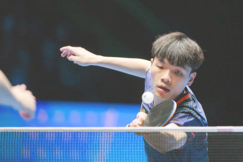 ◎ 四月十五日,中國澳門選手陳梓賢在比賽中回球。國際乒聯男子及女子世界盃男單小組賽中,中國台北選手林昀儒四比0戰勝中國澳門選手陳梓賢。(新華社發 張金加 攝)