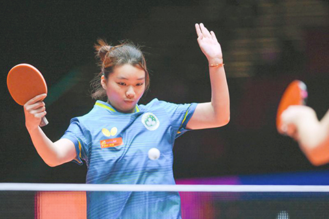 ◎ 四月十五日,中國澳門選手石慧莉在比賽中回球。石慧莉0比四不敵奧地利選手索菲亞.波爾卡諾娃。(新華社發 張金加 攝)