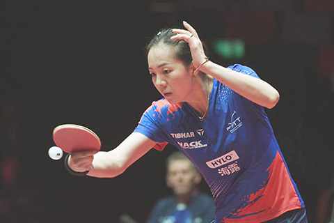 ◎ 四月十五日,袁嘉楠在比賽中回球。國際乒聯男子及女子世界盃女單小組賽中,中國選手王藝迪一比三不敵法國選手袁嘉楠。(新華社記者 陳鐸 攝)